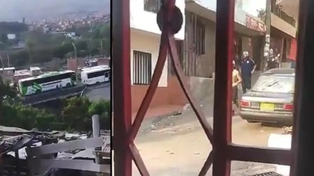 Hombres-con-camisetas-de-Millonarios-causan-destrozos-en-el-barrio-Moravia-quedaron-grabados.