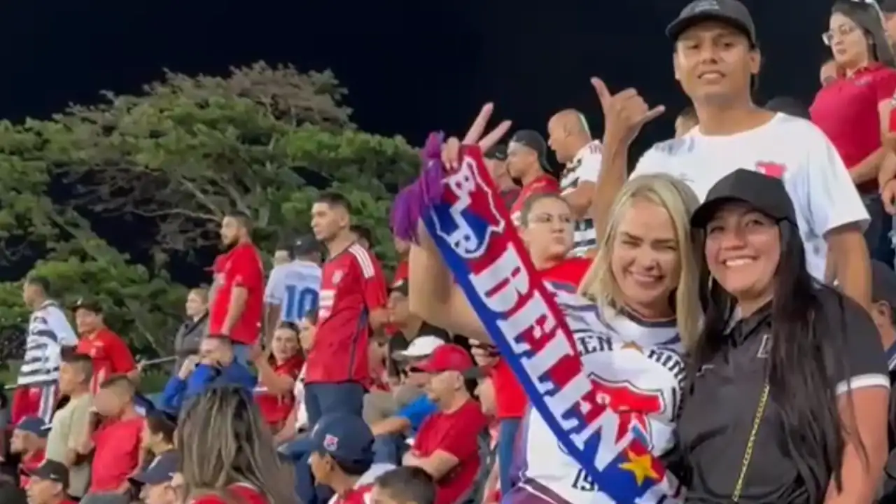 Buen fútbol en Medellín: Barras del DIM y el Once Caldas dieron ejemplo por su buen comportamiento en el Atanasio Buen fútbol en Medellín: Barras del DIM y el Once Caldas dieron ejemplo por su buen comportamiento en el Atanasio