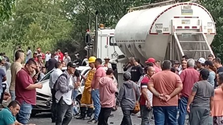 Mujer-pierde-la-vida-cuando-el-carro-en-el-que-iba-colisiono-con-un-tractocamion-en-la-autopista-Medellin-Bogota