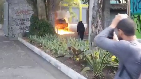 Protestas en la Universidad de Antioquia: reportan que encapuchados robaron una patrulla policial y que tienen explosivos Protestas en la Universidad de Antioquia: reportan que encapuchados robaron una patrulla policial y que tienen explosivos