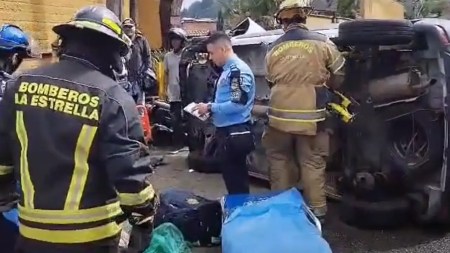 En La Estrella, tres personas lesionadas tras el choque de una moto y un carro que terminó volcado