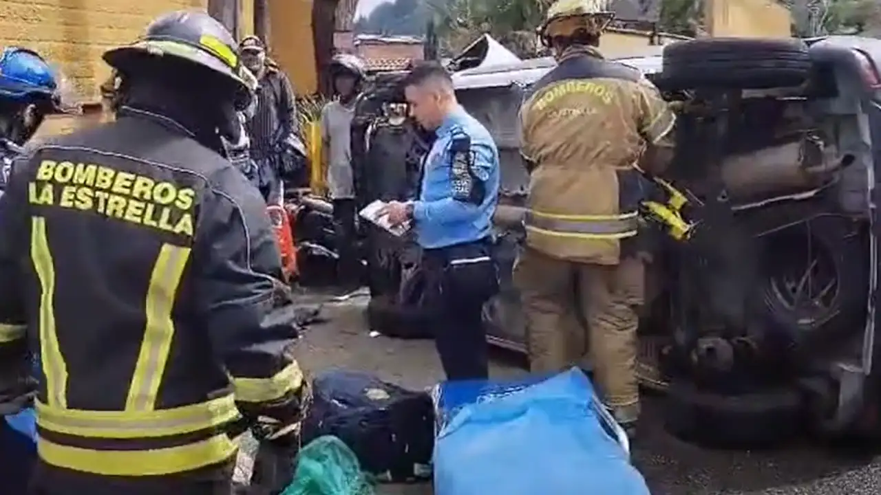 En La Estrella, tres personas lesionadas tras el choque de una moto y un carro que terminó volcado