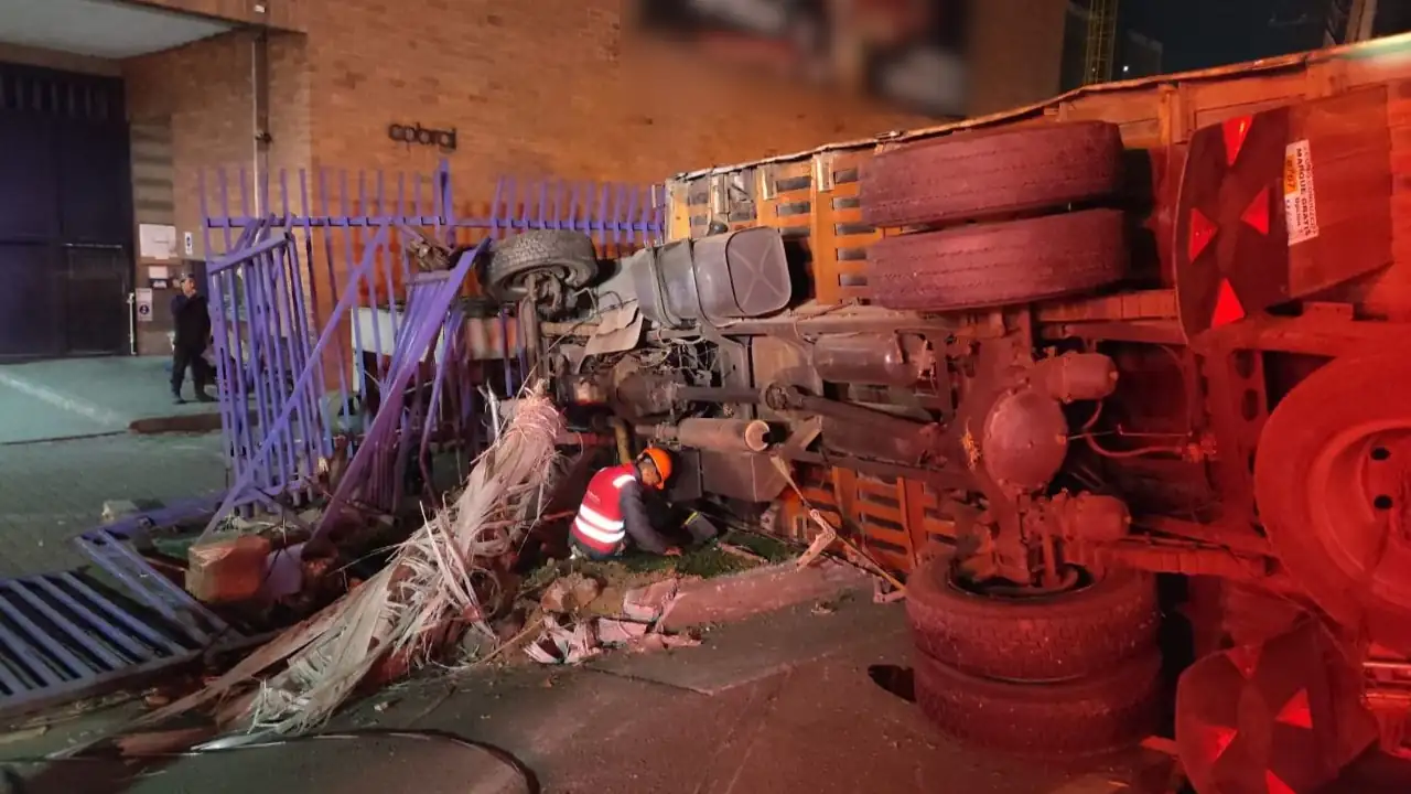 Bomberos de La Estrella rescataron a un conductor de camión que quedó atrapado tras el volcamiento de su vehículo