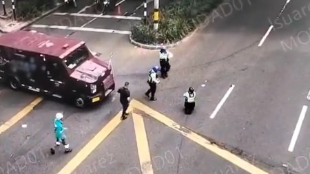 Un carro de valores atropelló a una agente de tránsito en El Poblado Un carro de valores atropelló a una agente de tránsito en el Poblado