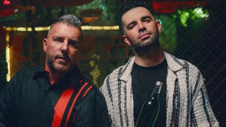 ALKILADOS lanza “La botella” su más reciente sencillo alkilados