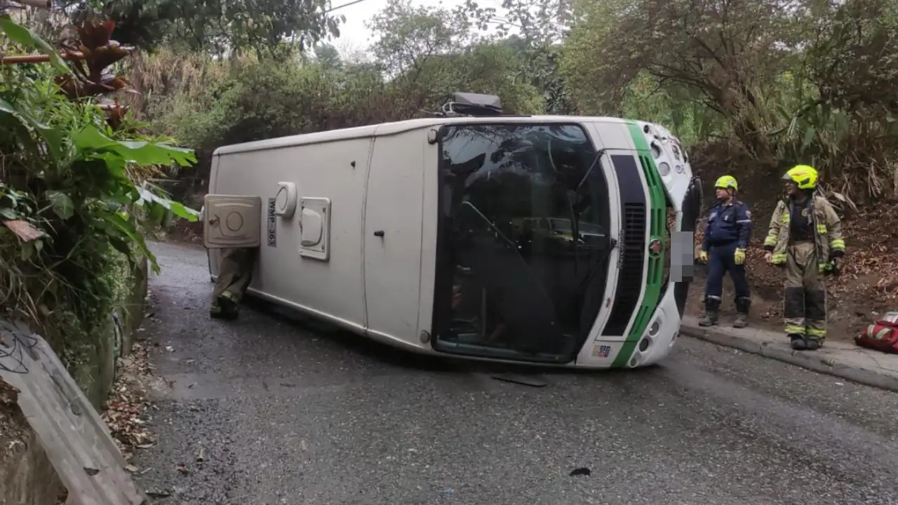 Bus-que-bajaba-una-loma-entre-Belen-Rincon-y-Rodeo-Alto-termino-volcado.