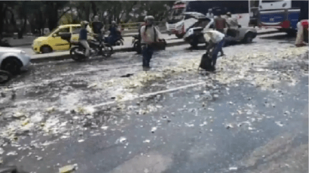 ¡Y con este calor! Accidente en la Av. Colombia dejó decenas de cervezas derramadas en la calle cerveza