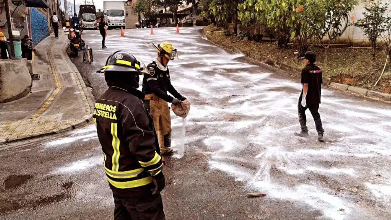Bomberos de La Estrella limpiaron una vía que tenía un reguero de combustible