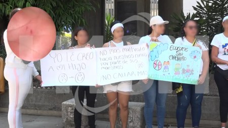 Una maestra aparentemente habría chuzado a un menor en las manos maestra-chuzado-manos-menor-de-edad