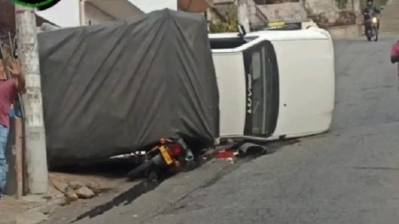 Manrique: conductor de camioneta perdió el control y colisionó contra una moto y una vivienda manrique