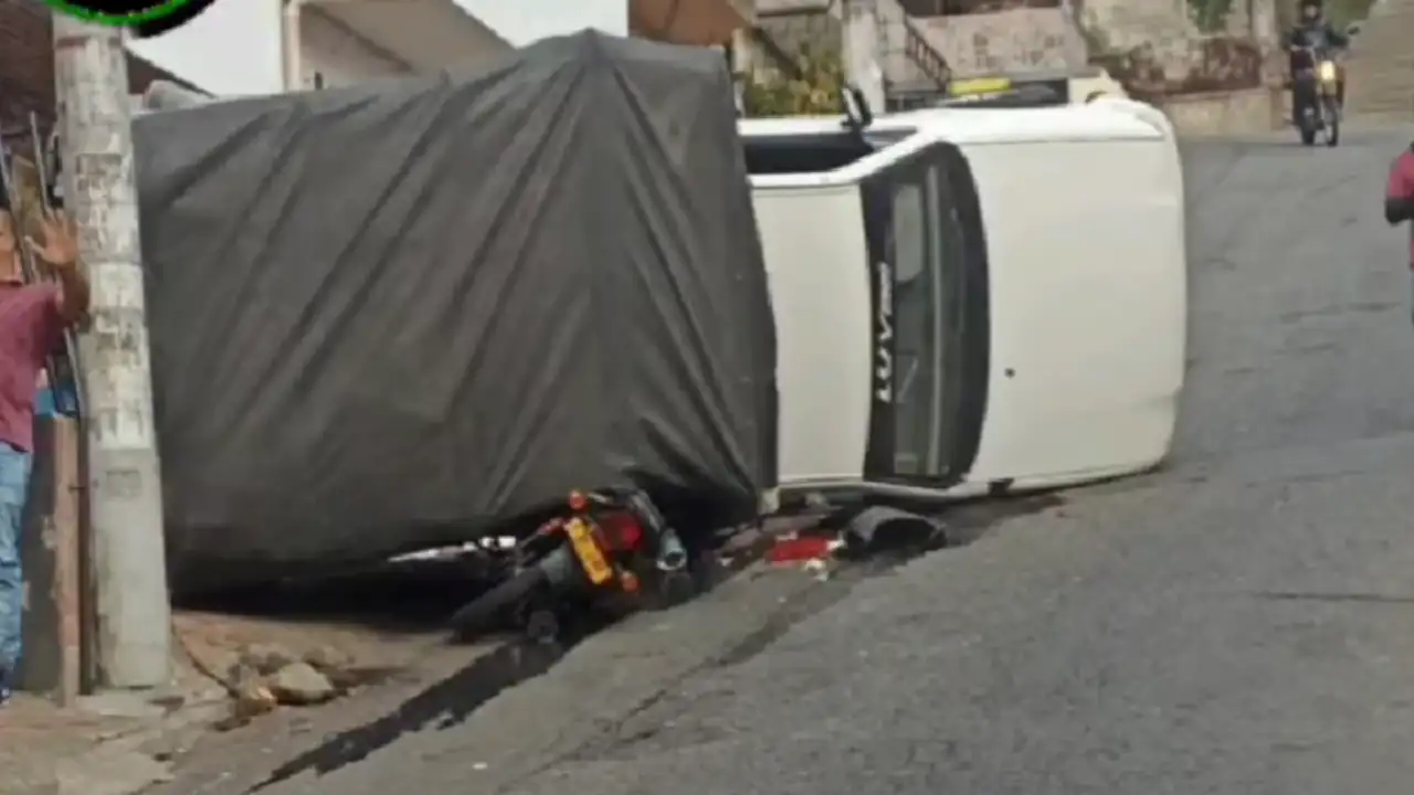 Manrique: conductor de camioneta perdió el control y colisionó contra una moto y una vivienda manrique