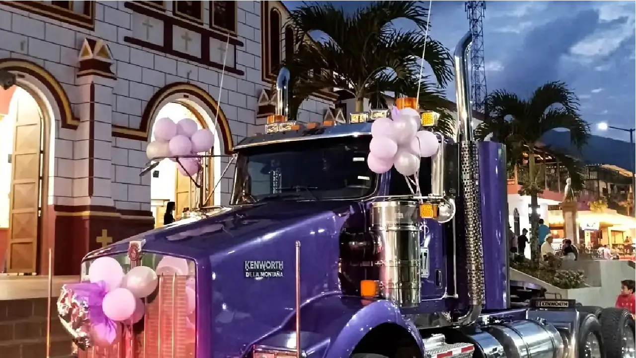 En San Luis, una quinceañera llega a su misa en tractomula y sorprende