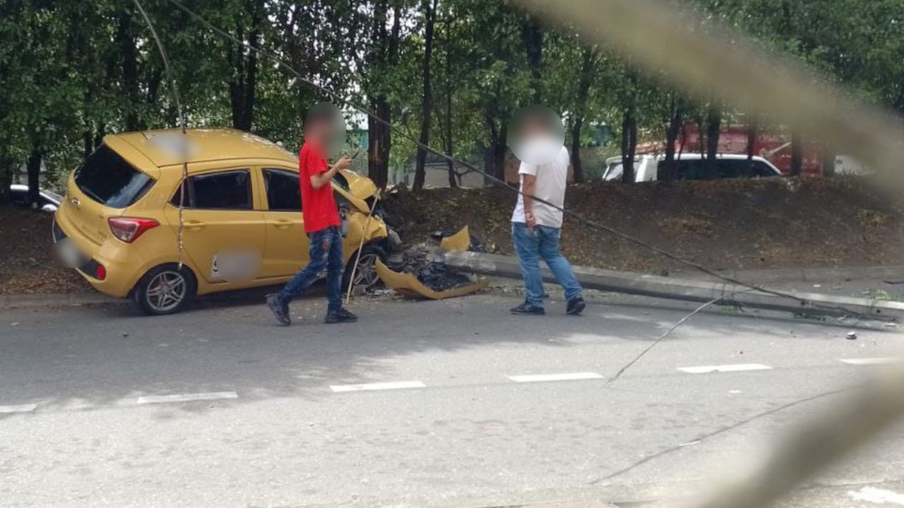 El Poblado: un taxi se chocó con un poste de luz y le cayó encima 1
