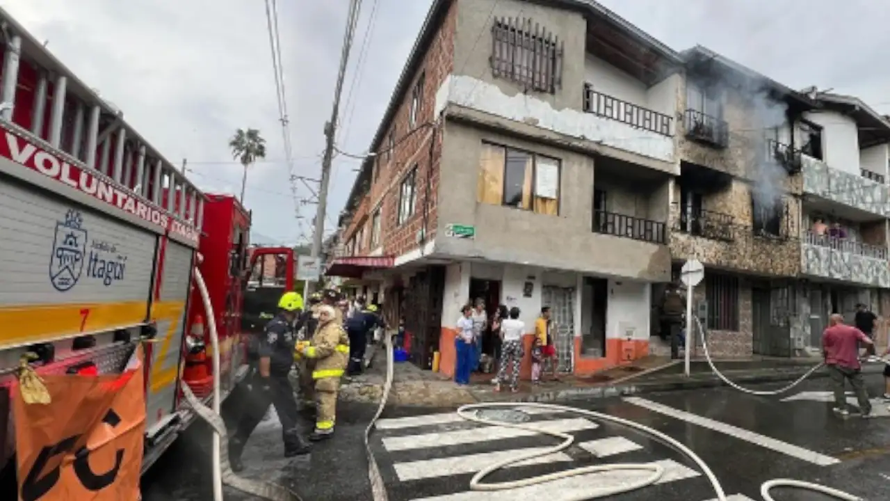 Bomberos-de-Itagui-rescatan-a-mujer-y-su-gatico-atrapados-en-el-incendio-de-una-casa