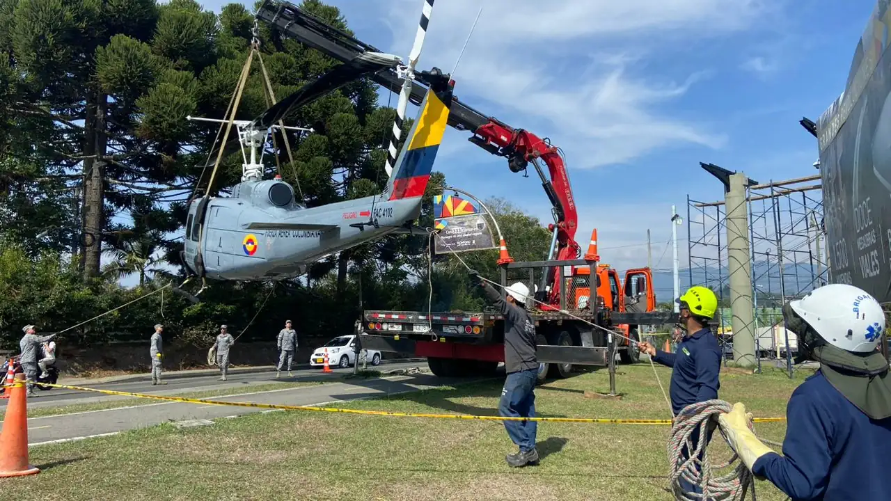 Instalan-nuevamente-el-monumento-del-helicoptero-en-Rionegro
