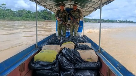 Insumos para el procesamiento de coca fueron hallados por la Armada de Colombia en Vigía del Fuerte, Antioquia Insumos-para-el-procesamiento-de-coca-fueron-hallados-por-la-Armada-de-Colombia-en-Vigia-del-Fuerte-Antioquia.