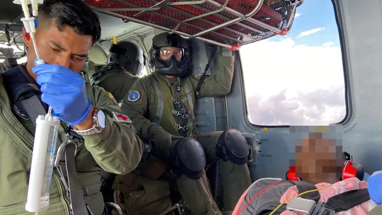 -Joven-herido-por-mina-antipersona-es-trasladado-por-helicoptero-Angel-de-la-Fuerza-Aerea-hacia-Medellin