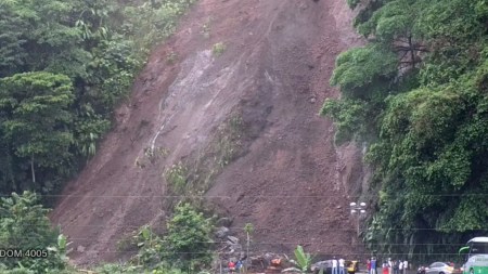 Ya-hay-paso-a-un-carril-en-la-via-Medellin-–-Uraba-tras-gigantesco-derrumb