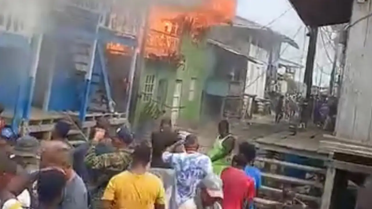 ¡Que-pesar-Familias-que-habitaban-cuatro-casas-lo-perdieron-todo-en-voraz-incendio-en-Riosucio-Choco