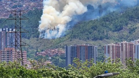 18-bomberos-trabajan-para-apagar-un-incendio-forestal-en-Bello