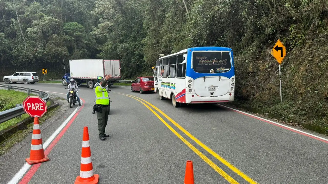 Camioneta-que-salio-de-Medellin-se-fue-a-un-abismo-en-el-Alto-de-Minas