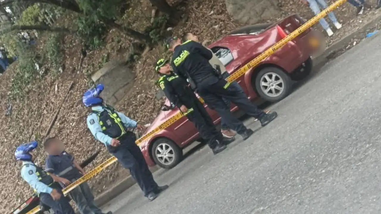 -Encuentran-un-hombre-sin-vida-dentro-de-un-carro-por-la-estacion-Tricentenario