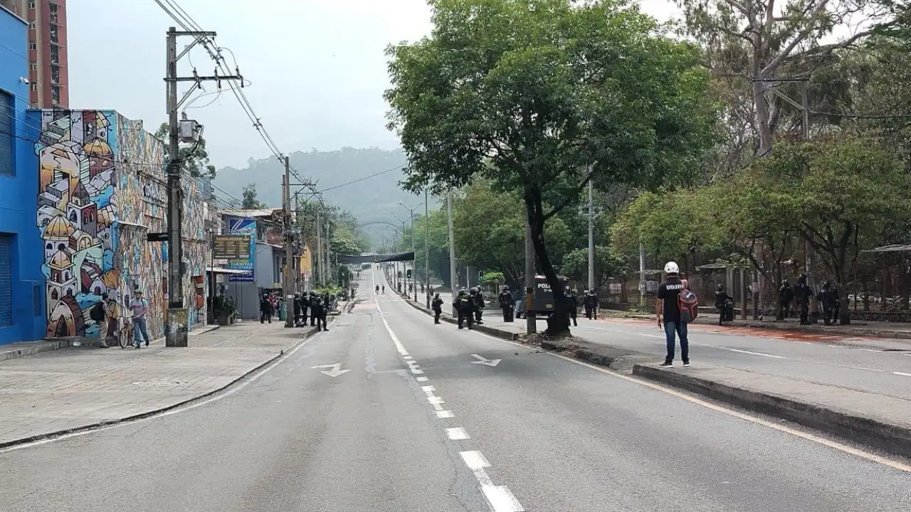 Esta-cerrada-la-calle-Barranquilla-de-Medellin-hay-encapuchados-y-detonacion-de-bomba-molotov
