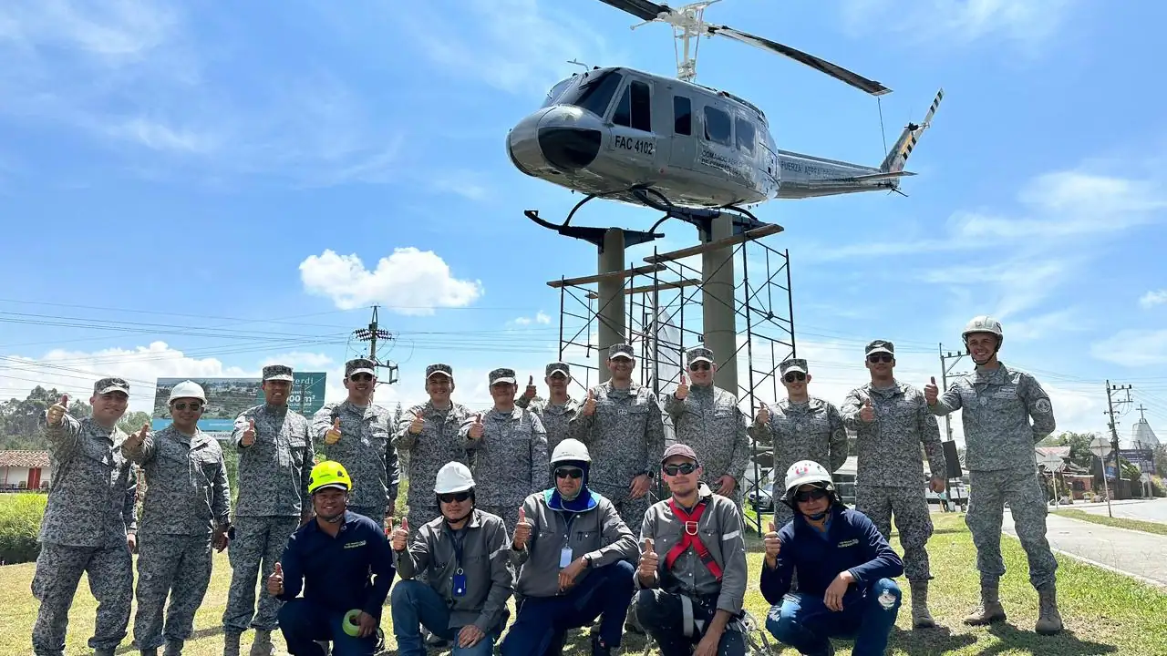 Instalan-nuevamente-el-monumento-del-helicoptero-en-Rionegro