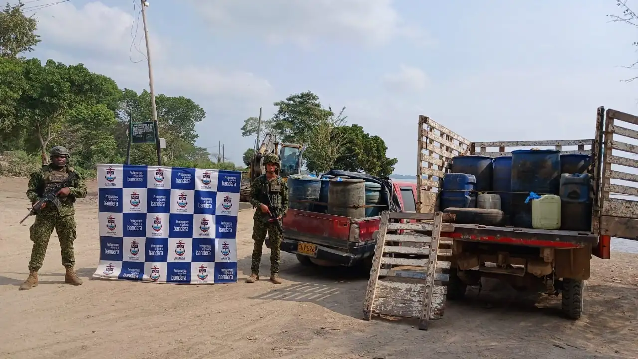 Insumos-para-el-procesamiento-de-coca-fueron-hallados-por-la-Armada-de-Colombia-en-Vigia-del-Fuerte-Antioquia.