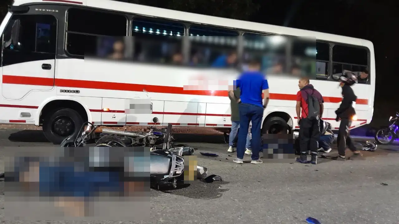 Tres-personas-lesionadas-tras-el-choque-de-dos-motos-y-un-bus-en-la-via-vieja-a-Caldas