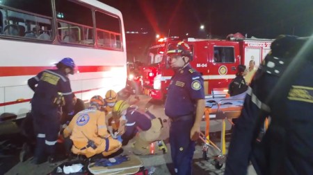 Tres-personas-lesionadas-tras-el-choque-de-dos-motos-y-un-bus-en-la-via-vieja-a-Caldas.