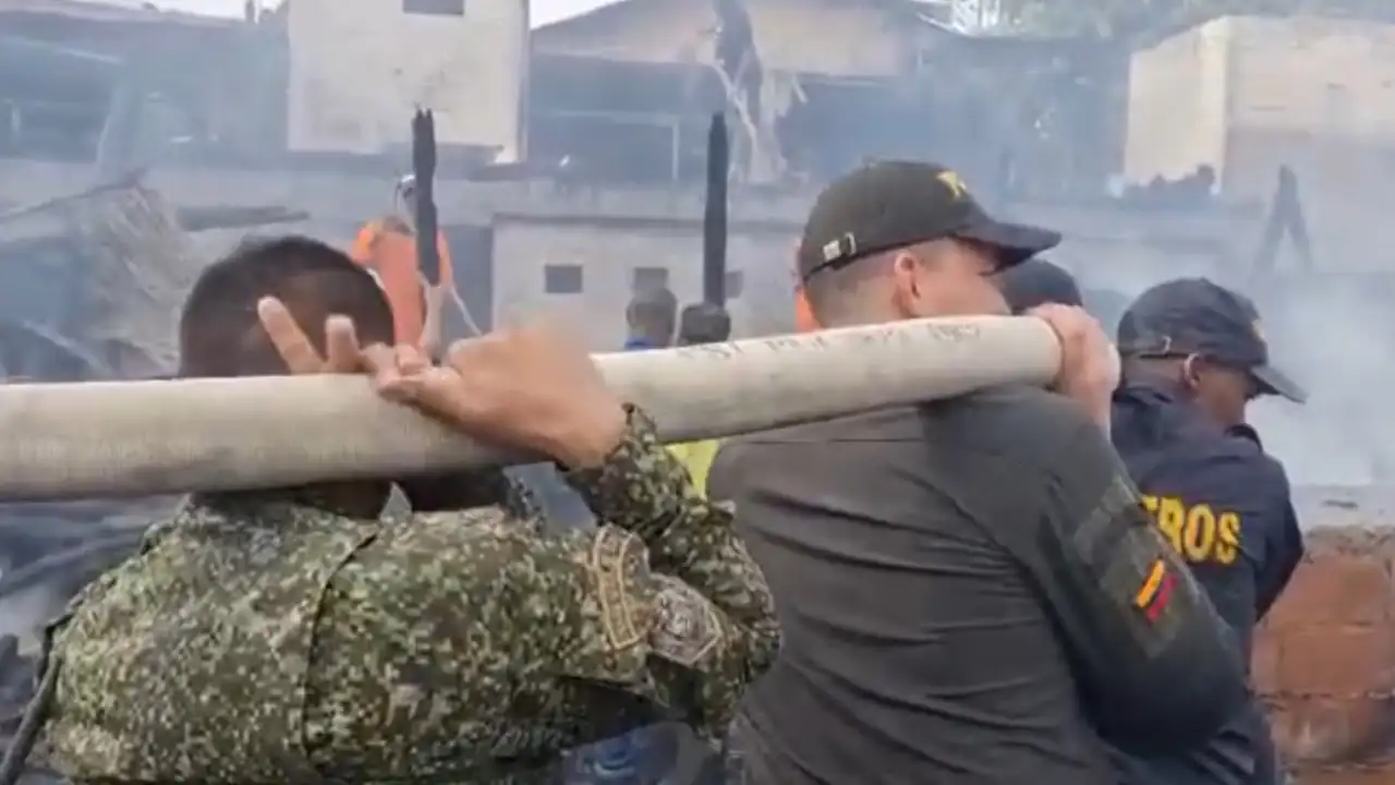 ¡Que-pesar-Familias-que-habitaban-cuatro-casas-lo-perdieron-todo-en-voraz-incendio-en-Riosucio-Choco