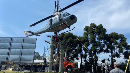 Instalan-nuevamente-el-monumento-del-helicoptero-en-Rionegro