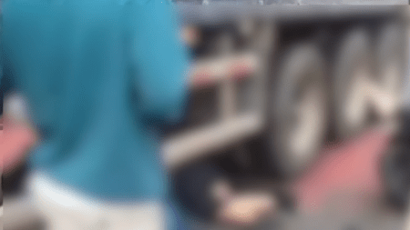 Video. Terrible accidente en Bello: motociclista terminó debajo de las llantas de una tractomula