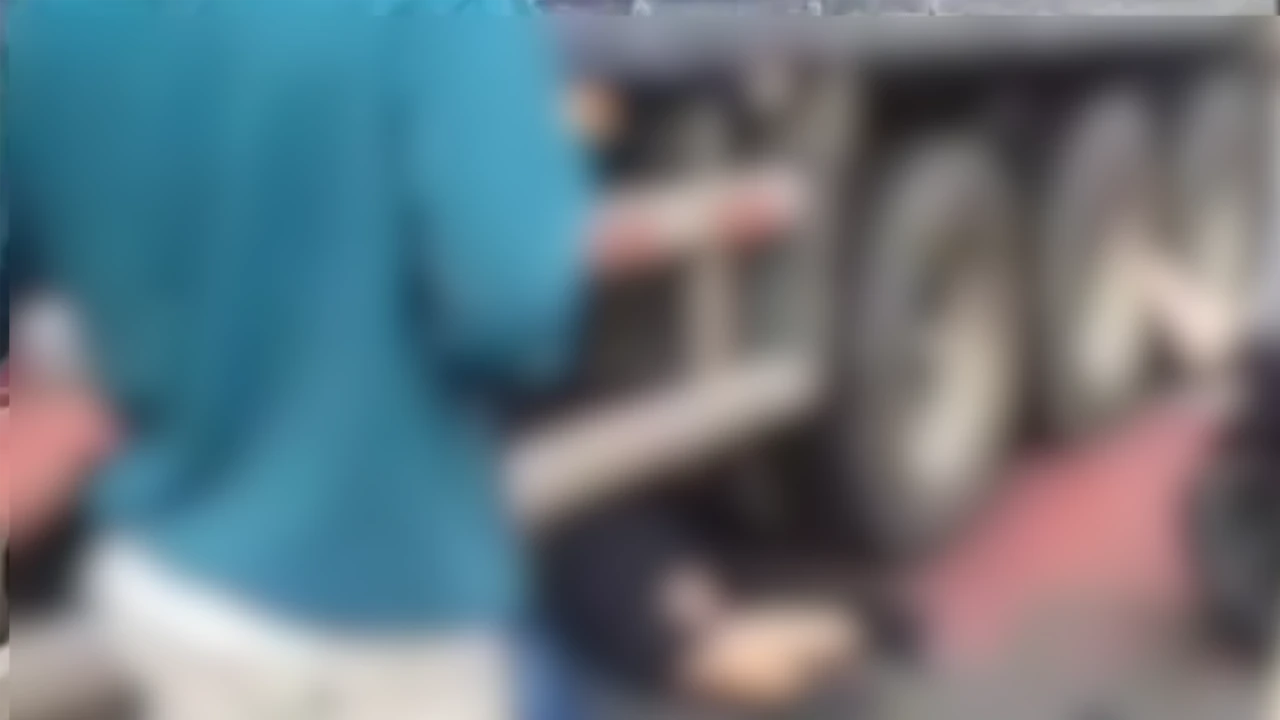 Video. Terrible accidente en Bello: motociclista terminó debajo de las llantas de una tractomula