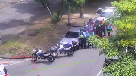 Agentes-de-transito-de-Medellin-hacen-frenar-a-un-borracho-que-manejaba-en-la-Avenida-Regional.