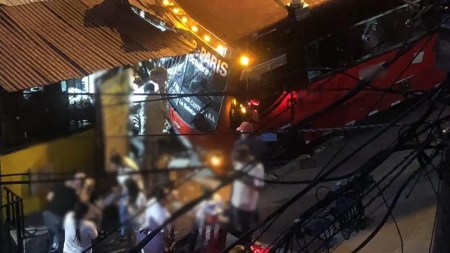 Bus-que-se-habria-quedado-sin-frenos-choco-contra-un-negocio-en-Bello