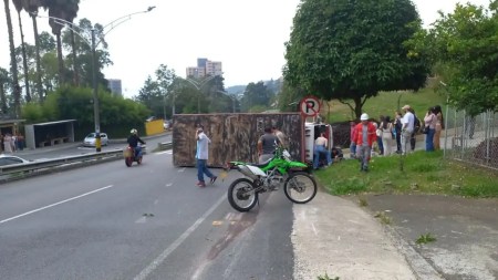 Camión se volcó en la Avenida Las Palmas, una persona resultó lesionada amion-se-volco-en-la-Avenida-Las-Palmas-una-persona-resulto-lesionada