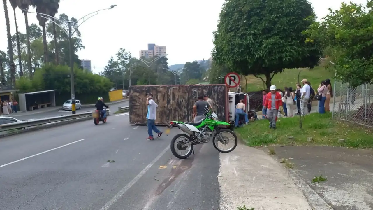 amion-se-volco-en-la-Avenida-Las-Palmas-una-persona-resulto-lesionada