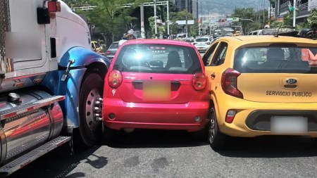 Camión, taxi y un vehículo particular colisionaron en la Avenida 33 Camion-taxi-y-un-vehiculo-particular-colisionaron-en-la-Avenida-33.w