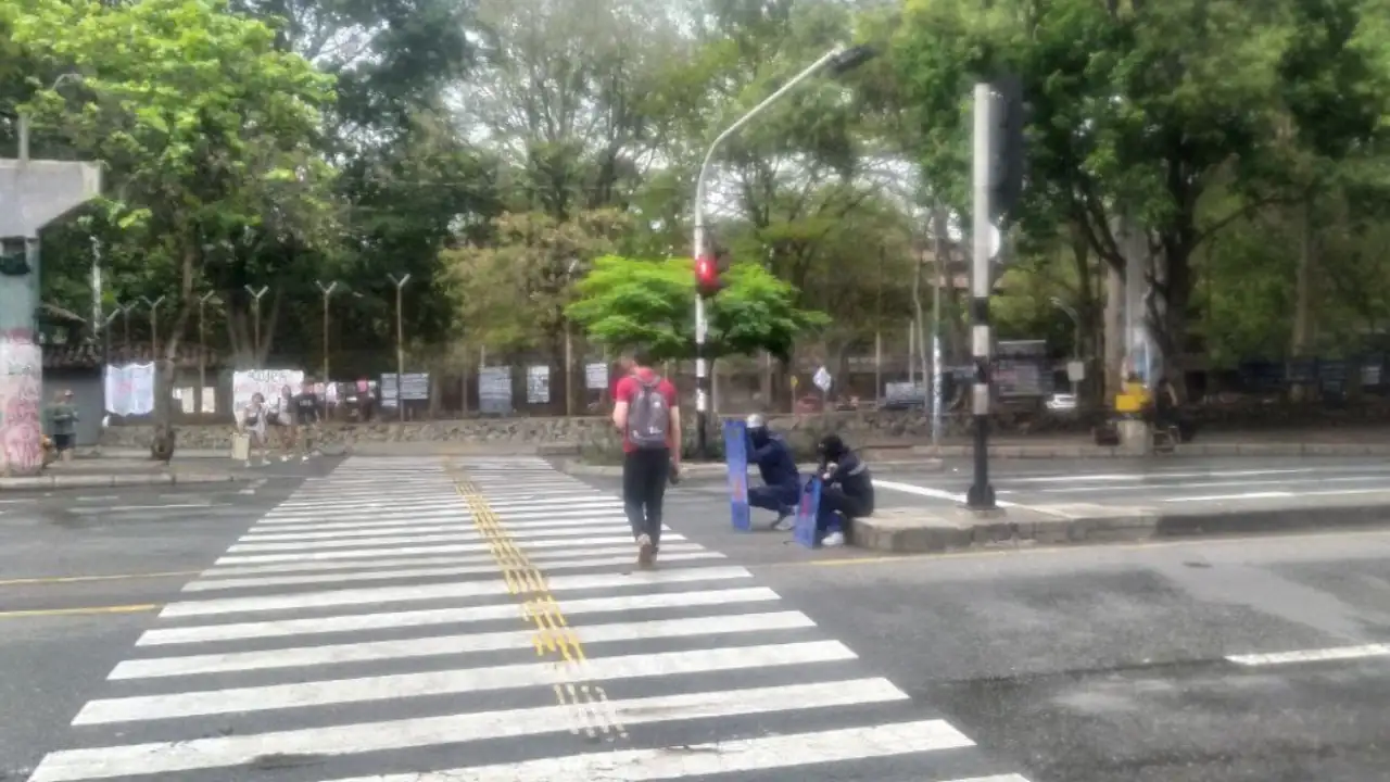 Esta-cerrada-la-calle-Barranquilla-de-Medellin-hay-encapuchados-y-detonacion-de-bomba-molotov