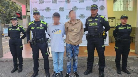Policia-capturo-en-la-Avenida-Regional-a-dos-hombres-que-habrian-amordazado-a-un-conductor-para-robarle