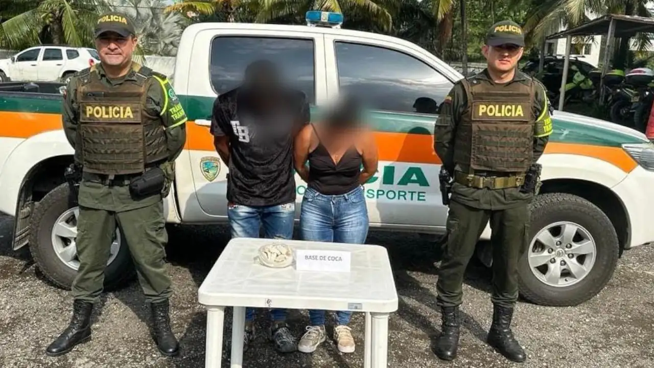 Policia-de-Uraba-captura-a-una-pareja-que-transportaba-canecas-con-clorhidrato-de-cocaina.