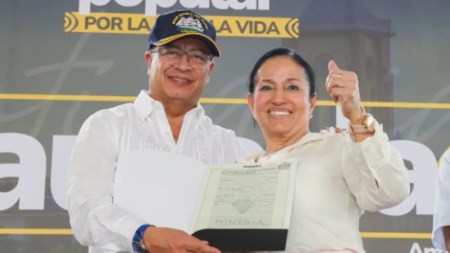 Presidente entregó 156 títulos a pequeños mineros de oro de Caucasia, Antioquia Presidente-entrego-156-titulos-a-pequenos-mineros-de-oro-de-Caucasia-Antioqui