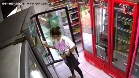 Sin-disimular-mujer-se-roba-unos-quesos-de-un-supermercado-en-Medellin