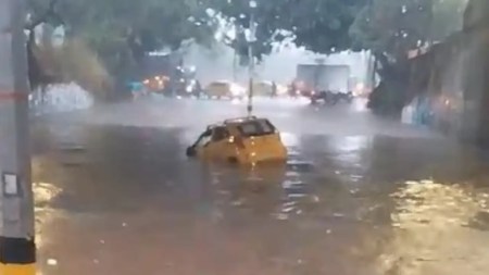 Taxi quedó atrapado por inundación en el deprimido de la Feria de Ganado Taxi-quedo-atrapado-por-inundacion-en-el-deprimido-de-la-Feria-de-Ganado