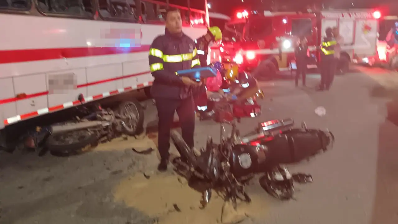 Tres-personas-lesionadas-tras-el-choque-de-dos-motos-y-un-bus-en-la-via-vieja-a-Caldas