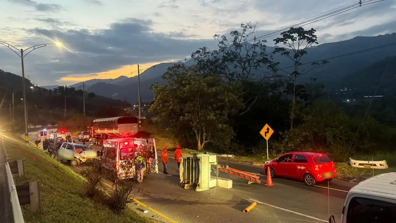 Tres-personas-resultaron-lesionadas-tras-el-choque-de-dos-vehiculos-en-la-via-Hatillo-Barbosa