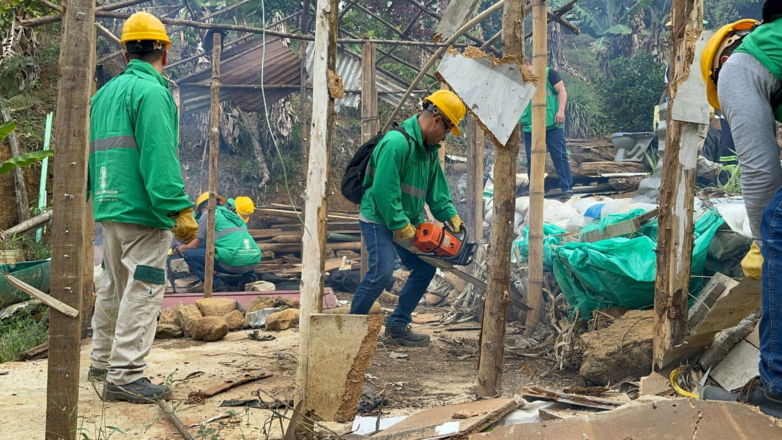 En Medellín se están realizando operativos para recuperar espacios públicos y bienes nacionales 1 WhatsApp Image 2024 04 24 at 8.51.12 AM 1