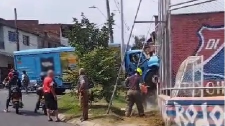 Video| En Aranjuez un camión distribuidor chocó contra la escuela Ana Frank